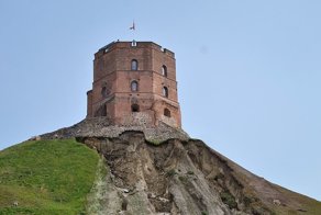 Как разрушается символ государственности Литвы - замковая гора с башней Гедиминаса