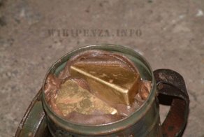 Золотые слитки в футляре от противогаза времен Второй мировой войны