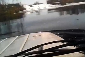 УАЗ преодолевает глубокий брод