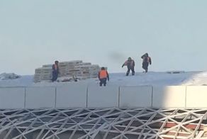 Рабочие устроили катания по крыше недостроенного объекта Универсиды