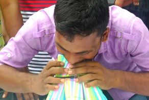 Рекорды, которые мы заслужили: индиец засунул себе в рот 459 пластиковых соломинок