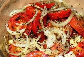 Приготовьте к мясу прекрасную закуску из помидоров и лука
