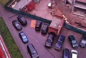 Немного уюта: в Минске водитель застелил парковочное место ковром