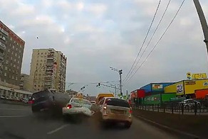Авария дня. Таксист на полном ходу протаранил несколько автомобилей
