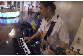 Гитариста попросили сыграть песню на пианино, и вот что из этого вышло