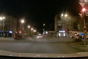 Авария дня. В Екатеринбурге ВАЗ перевернулся и придавил пешехода