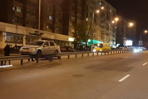 Автомобиль проскользил несколько десятков метров по отбойнику