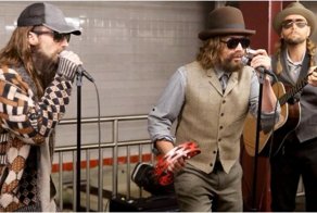 Группа Maroon 5 и популярный телеведущий разыграли людей в метро Нью-Йорка, выдав себя за уличных музыкантов