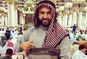 Израильтянин вызвал скандал в сети, посетив мусульманские святыни
