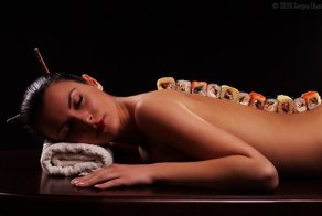 Передайте мне суши с пупка.  Десерт с лобка Вы также захватите!