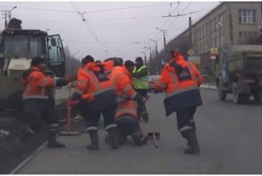 Настоящему индейцу надо только одного! Эпичная схватка дорожных рабочих в Смоленске
