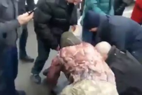 В сеть попало видео: в Киеве устроили самосуд над наглым водителем BMW