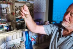 Голландец собрал коллекцию из 1200 выброшенных на берег моря бутылок с посланиями