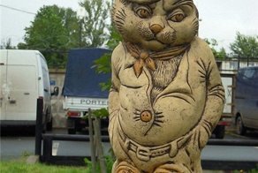 Скульптуры и памятники кошкам со всего мира