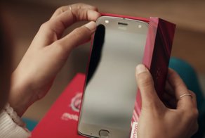 Motorola сняла продолжение рекламного ролика Samsung о недостатках смартфонов Apple