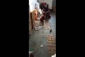 Антисанитария на производстве сладких лепешек в Индии