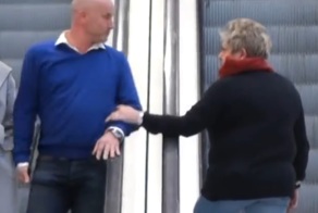 Забавные реакции французов на нежные прикосновения пожилой незнакомки на эскалаторе