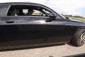 Учись студент! Пожилой мужчина на Dodge Challenger