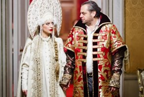 Пир во время чумы: главный «похоронщик» повеселился во дворце