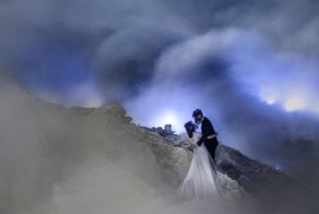 Пара устроила свадебную фотосессию внутри вулкана прямо напротив кислотного озера