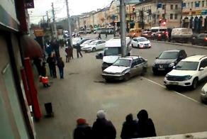 Авария дня. В Калуге маршрутка протаранила припаркованные машины