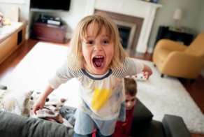 Как всего за минуту перевоспитать шумных соседских детей