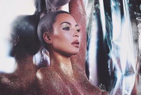 В новой фотосессии Ким Кардашьян на ней нет ничего кроме блёсток