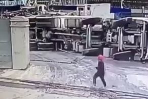В Китае бетономешалка упала с 7-метровой высоты