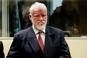 «С презрением отвергаю приговор»: хорватский генерал выпил яд на заседании суда и умер
