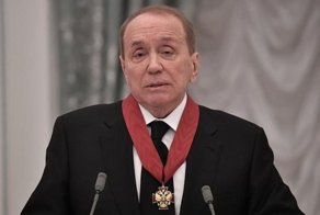Ведущего КВН Александра Маслякова заподозрили в коррупции и уволили
