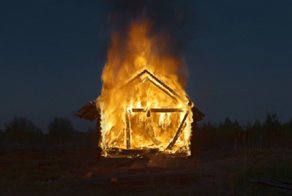 Ущербный фотограф поджигает деревни ради снимков