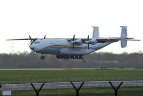 Ан-22 "Антей" собрал зевак в аэропорту Манчестера