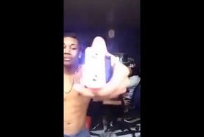 Развлекаясь с электрошокером парень узнал, что такое электропроводность