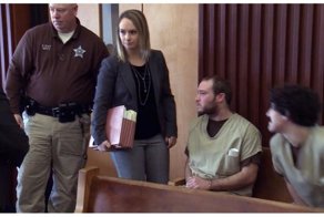 В зале суда заключенный в наручниках нанес несколько ударов головой педофилу