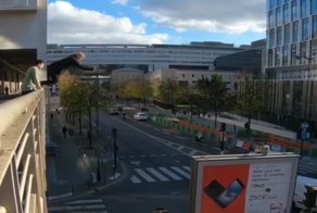 Рискованный прыжок паркурщика с моста на рекламный щит