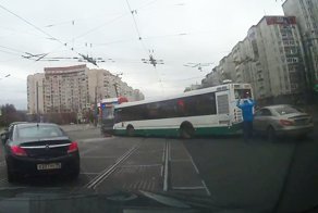 В Санкт-Петербурге автобус въехал в трамвай