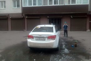 Экономный автовладелец. Мойка машины во дворе