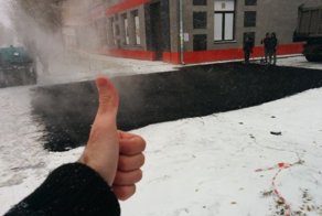 Русская традиция. В Нижнем Новгороде асфальтировали дороги в снегопад