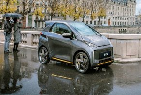 В Китае создали очень узкий городской электрокар для каршеринга