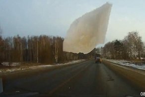 Нежданчик! Кусок льда прямо в лобовое стекло