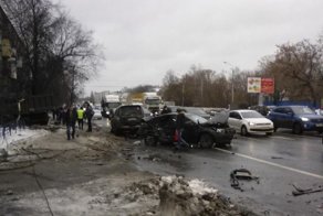 Авария дня. В Нижнем Новгороде грузовик устроил массовую авирию