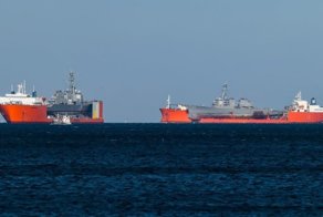 Как перевозят повреждённые военные корабли