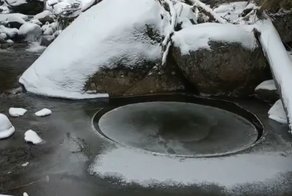 Вращающийся ледяной диск в горах Адирондак