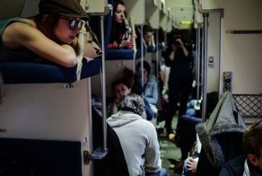Пассажирам верхних полок не положено спускаться на нижние