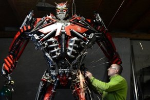 Польский мастер превращает груды металлома в потрясающие скульптуры