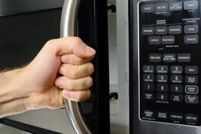 Британец застрял головой в микроволновке ради лайков