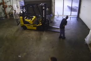 Беги или умри! Торнадо за несколько секунд разрушает предприятие в США