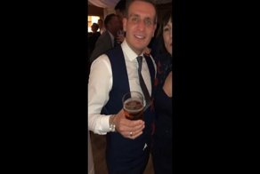 Вуди, который час? Друзья разыгрывают приятеля, который всегда готов подсказать время