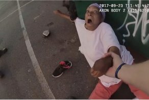 Нападение полицейской собаки К-9 на невиновную 52-летнюю женщину попало на видео