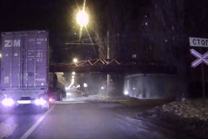 Авария дня. В Воронеже фура протаранила стрелу железнодорожного крана